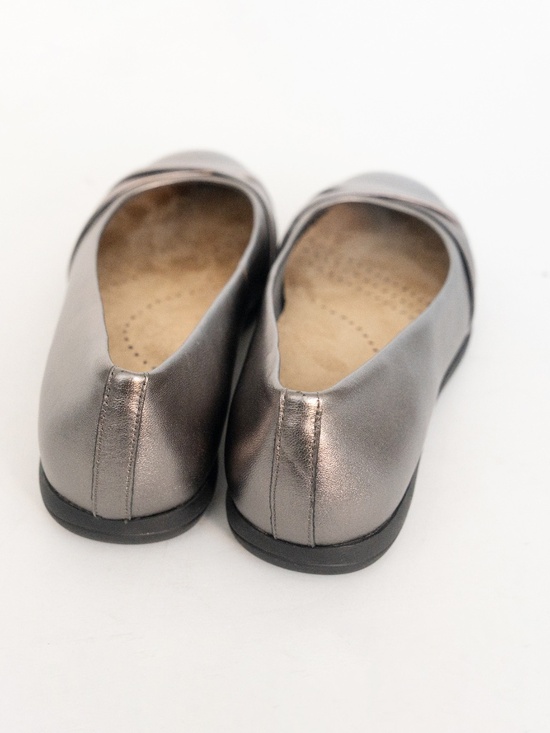 Trotters Daphne - Daphne Leather Slip-Ons - Picture 3 of 13